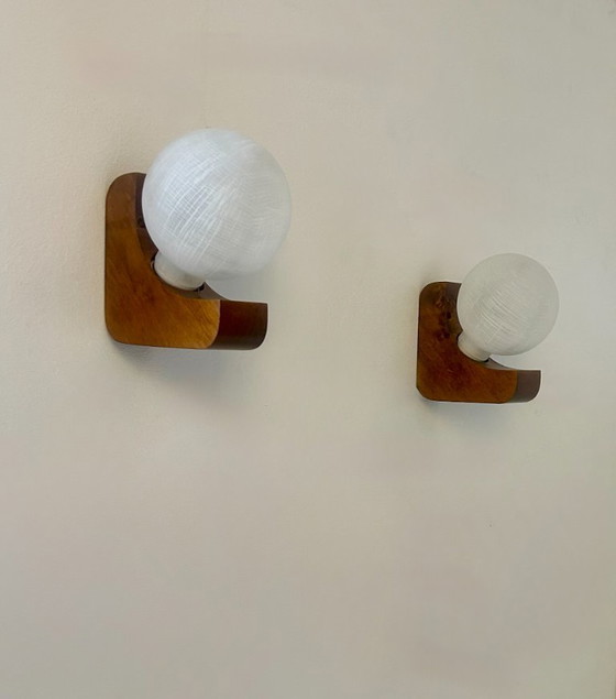Image 1 of Coppia di applique vintage, legno e vetro opalino, Francia, 1970