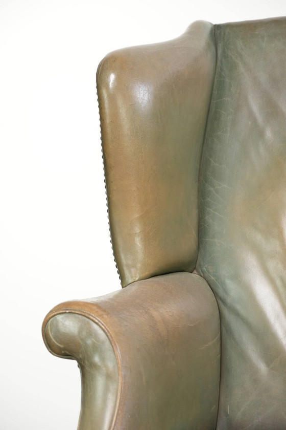 Alter Leder-Ohrensessel im englischen Stil mit schöner Patina und einzigartiger Farbe – Leather, Klassiek (photo 10 of 13)