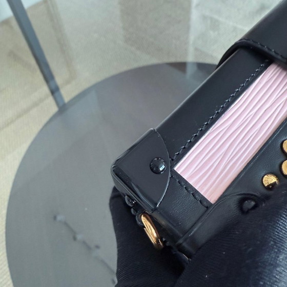 Image 1 of LOUIS VUITTON PETITE MALLE - SAC BANDOULIÈRE EPI ROSE CLAIR AVEC FERMOIRS DORÉS