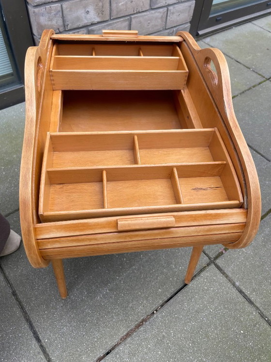 Image 1 of Naaidoos mid-century Deens design, tambour roll-top, 2 bakjes, houten poten