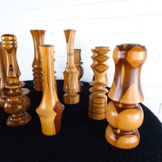 Image 1 of Set 14 vintage handgedraaide houten kandelaren en vaasjes