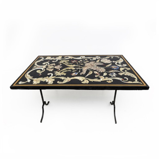 20e-eeuwse Italiaanse handgemaakte salontafel met smeedijzeren frame en ingelegd marmeren blad