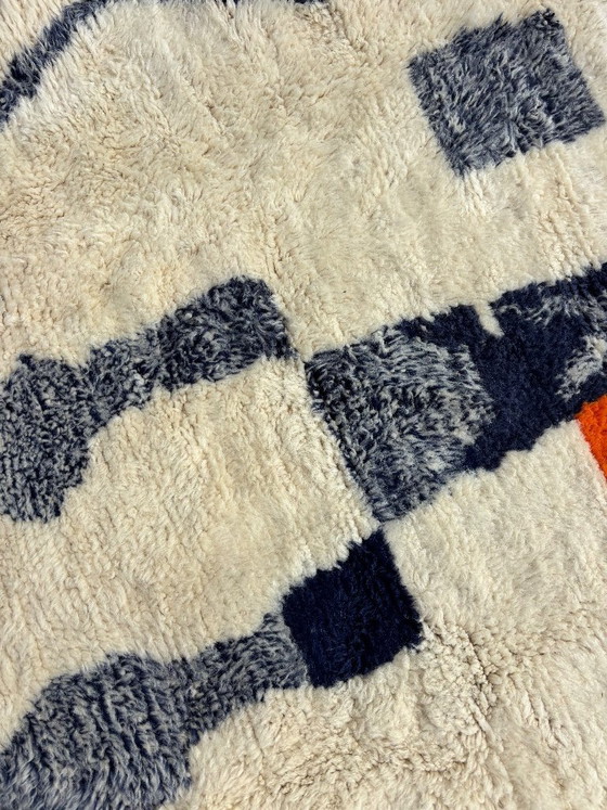 Wit en oranje Marokkaans tapijt 250x250 cm, authentiek Marokkaans tapijt – leslosanges (photo 11 of 13)