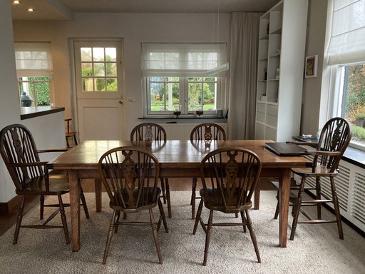 Table de salle à manger avec chaises