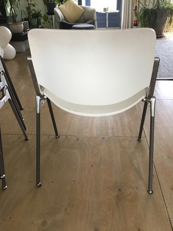 Image 1 of 6 stapelbare Castelli-Stühle, weiß lackiert, mit leichten Lackschäden. Der Sitzkomfort ist hervorragend.
