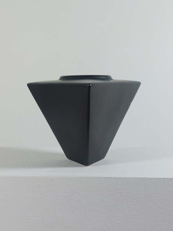 Image 1 of Geometric triangular black postmodern ceramic vase Asa