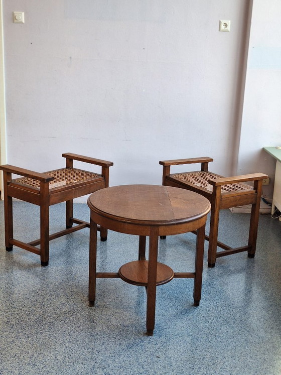 Image 1 of Conjunto de dos sillas bajas y mesa de centro de la Escuela de Ámsterdam.