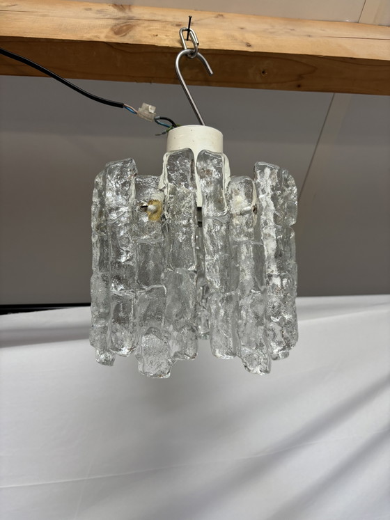 Vintage J.T. Kalmar ijsglas hanglamp jaren '60/'70 design – J.T. Kalmar Franken, Plafondlampen (photo 5 of 10)