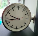 Bellissimo orologio da stazione a doppia faccia
