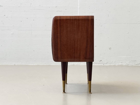 Image 1 of Ensemble de 2 tables de chevet en acajou de style milieu du siècle avec plateaux en verre, années 1960