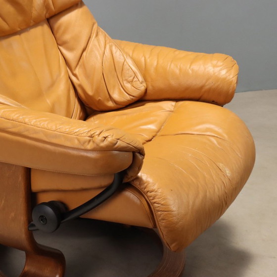 Ekornes Armchair with Footstool – Leather (photo 5 of 13)
