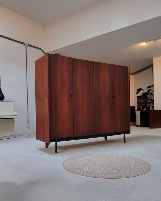 Image 1 of guardarropa de mediados de siglo