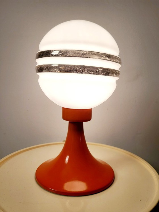 Image 1 of Vintage space age tafellamp uit de jaren 60 met lampenkap in mat wit glas en metalen oranje voet