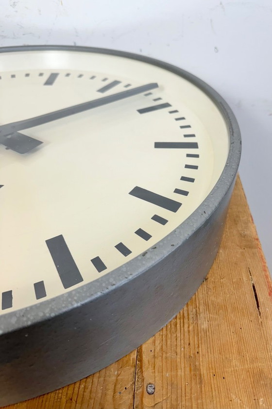 Image 1 of Grote grijze industriële fabriekswandklok van Pragotron, jaren 60