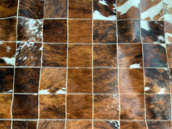 Image 1 of Tapis en peau de vache sur mesure, motif vache T40 à support carré | 200 × 300 cm