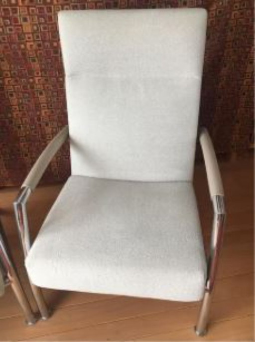 Poltroncina elicoidale Leolux. Il colore è melange sabbia/crema.