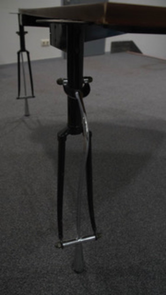 Image 1 of Mesa especial ovalada de madera de olivo con horquillas de bicicleta