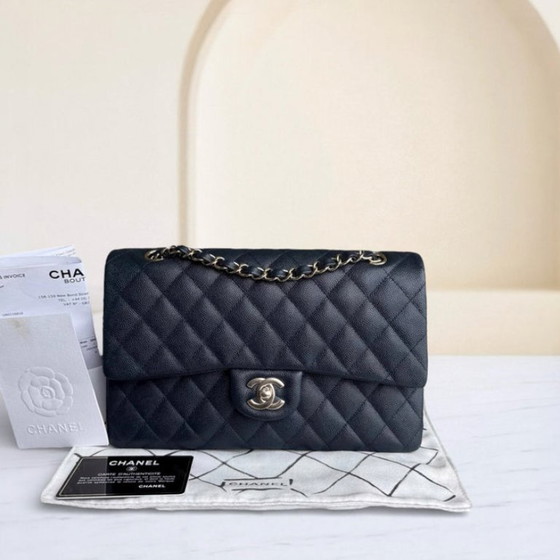 Image 1 of Borsa Chanel Classic Flap Medium - Caviar 25CM trapuntata blu scuro, finiture oro chiaro, serie 26
