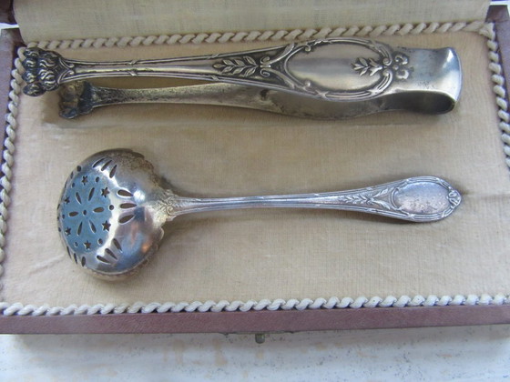 Image 1 of Versilberte Zuckerzange und Zuckersieb, durchbrochener Löffel mit Schlitzen, Antik/Jugendstil, in alter Schachtel, nicht origina