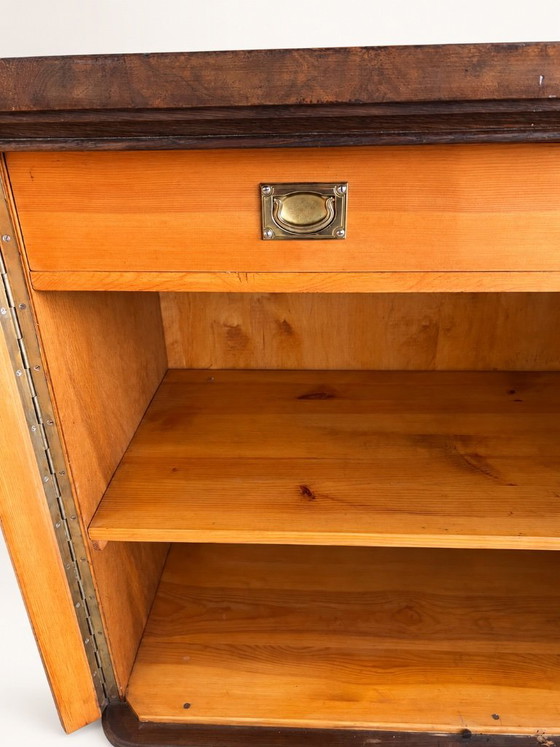 Cassettiera Vintage Art Déco | Mobile in Legno con Impiallacciatura Geometrica, Maniglie in Ottone e (photo 12 of 15)
