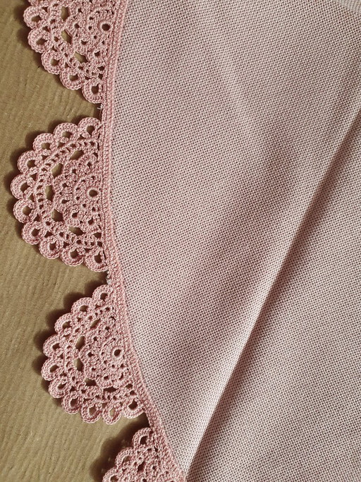 Einzigartige handgefertigte runde Tischdecke, ca. 75 cms Durchmesser