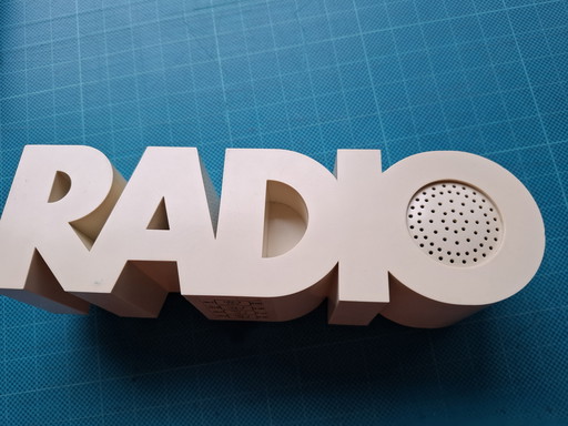 Radio Met "Radio"-belettering