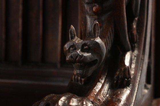 Image 1 of Rare grande armoire néogothique en chêne du début du 19e siècle, sculptée à la main