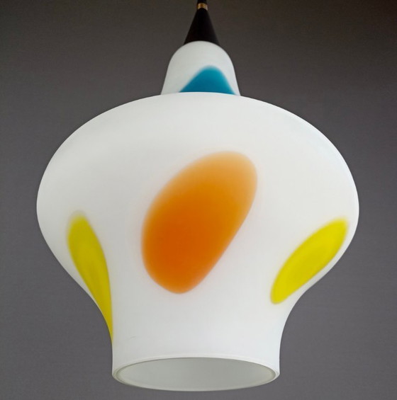 Image 1 of Grande lampada a sospensione Stilnovo a una luce in opalina e inclusioni colorate. Italia, anni '50