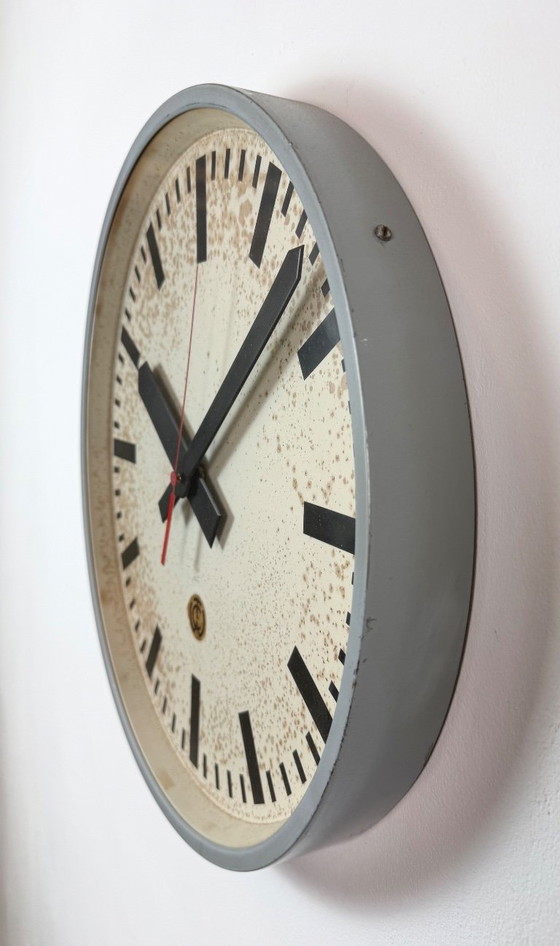 Grande orologio da parete industriale grigio da stazione di CTW, 1960 – Vetro, Ferro (photo 4 of 18)