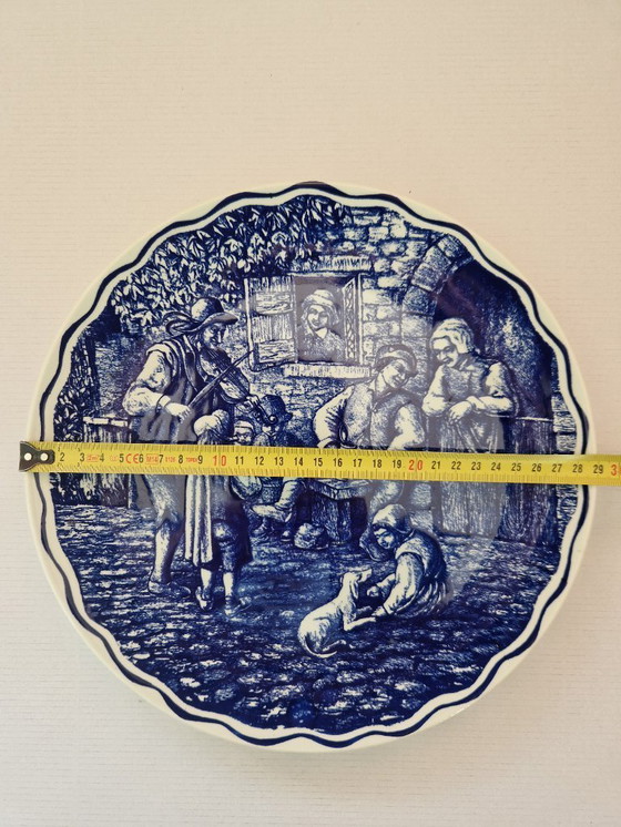 Image 1 of Piatto da parete. Delfts. Boch La Louviere. Scena di villaggio.