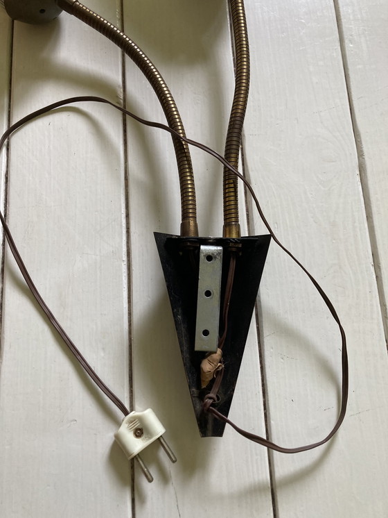 Image 1 of Lampada da parete anni '50 con 2 molle di flessione e paralumi in vetro dipinto a mano