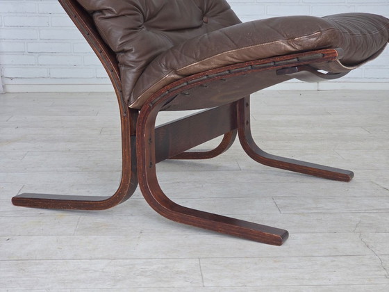 Image 1 of Design norvégien des années 1970 par Ingmar Relling, modèle « Siesta », ensemble de 2 chaises avec repose-pieds