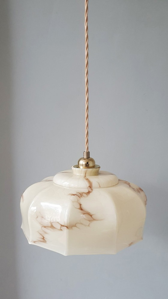 Suspension vintage Art Déco en verre opalin marbré beige., Métal, Transparent (photo 13 sur 18)
