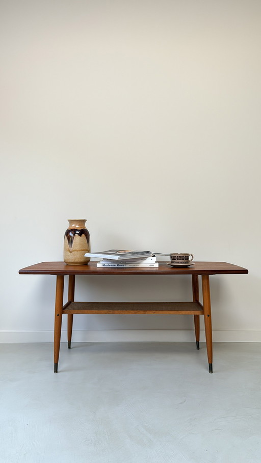 Vintage Couchtisch aus Holz in ovaler Form mit unterem Regal