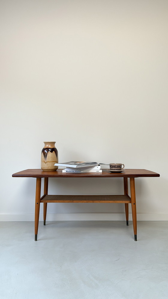 Image 1 of Table basse vintage en bois de forme « ovale » avec étagère inférieure