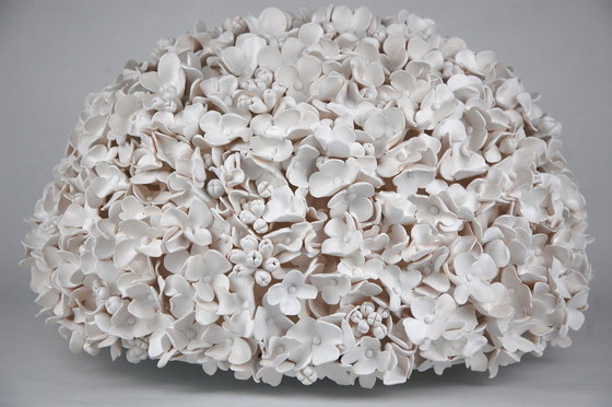 Image 1 of Witte, handgemaakte hortensia bloemsculptuur - Groot botanisch kunstwerk dat de aandacht trekt.