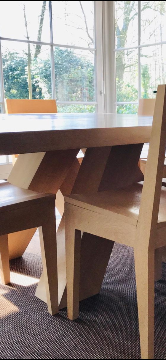 Image 1 of La table « Metro » de Birdmanfurniture et les six chaises « Amsterdam » sont conçues par Frans Van der Heijden.