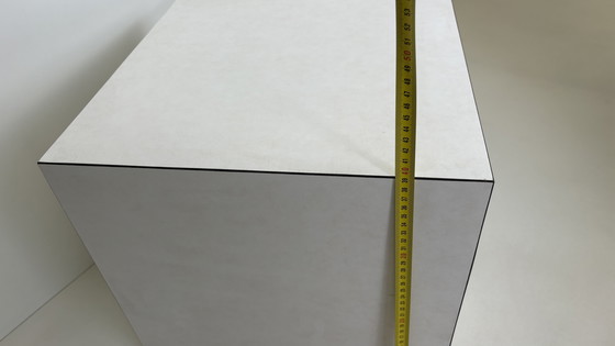 Image 1 of Tavolino/pilastro vintage in marmo da esposizione a forma di cubo