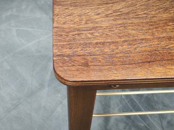Tavolino danese in teak degli anni '60 con portariviste in ottone e rotelle, Tavolini, Legno, Metallo, Marrone (foto 5 di 11)
