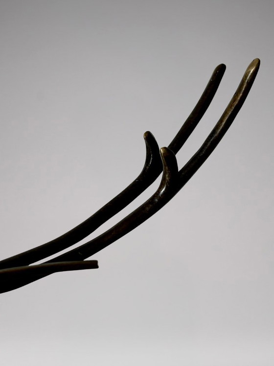 Image 1 of Escultura de ciervo Art Déco en bronce patinado, firmada por Coenrad, sobre una base con efecto mármol - 40 cm