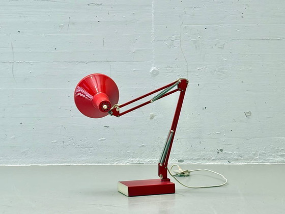 Image 1 of Rode bureaulamp uit het midden van de 20e eeuw, met verstelbare armleuningen.