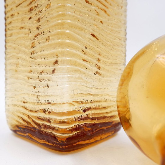 Image 1 of Vintage karaf in amberkleurig golvend Italiaans Empoli glas met ronde stop