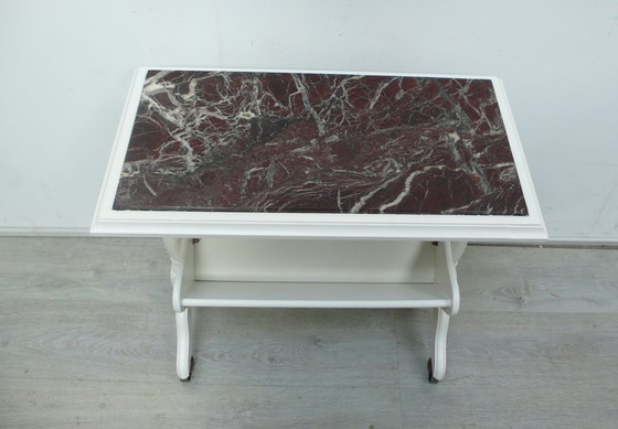 Image 1 of Table d&#39;appoint vintage, table de canapé, table de lecture sur roulettes avec étagères inclinées, blanche avec marbre rouge 