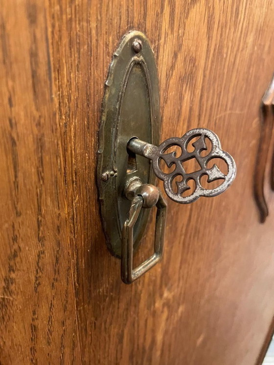 Image 1 of Armario antiguo con 3 puertas, cajones y espejo.