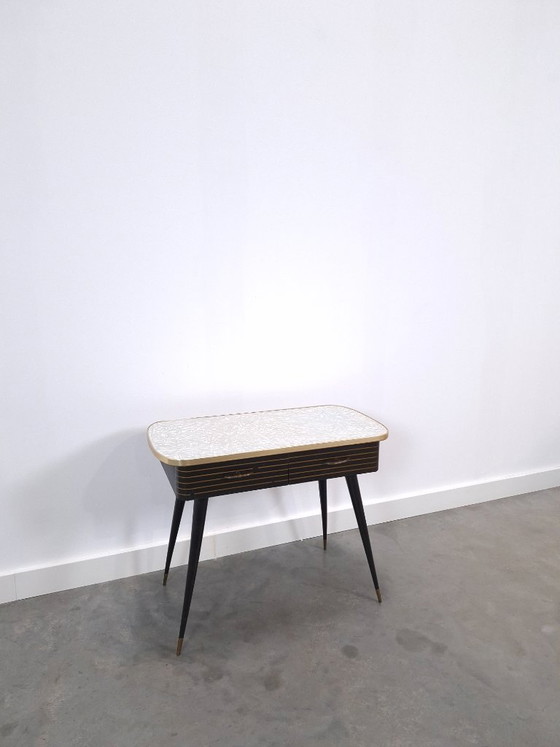 Mobile anni '50 con gambe inclinate, piano in laminato, cassetti e dettagli dorati. – Cassettiere, Wood (photo 19 of 20)