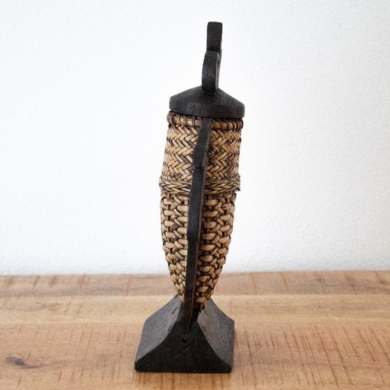 Vintage Zuid-Aziatische kleine rotan mand met houten knaagdierversieringen – Decoratieve objecten, Rattan (photo 2 of 8)
