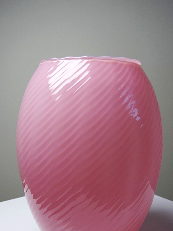 Image 1 of Petit vase soufflé en opaline rose torsadée Vénitien Murano/Empoli vintage