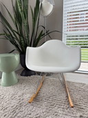 Se vende mecedora Vitra RAR Eames blanca ZGAN y ORIGINAL
