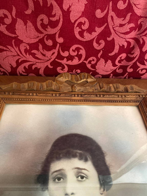 Met de hand bewerkt antiek fotografisch portret van een jonge vrouw, in een gesneden houten lijst. (photo 2 of 6)
