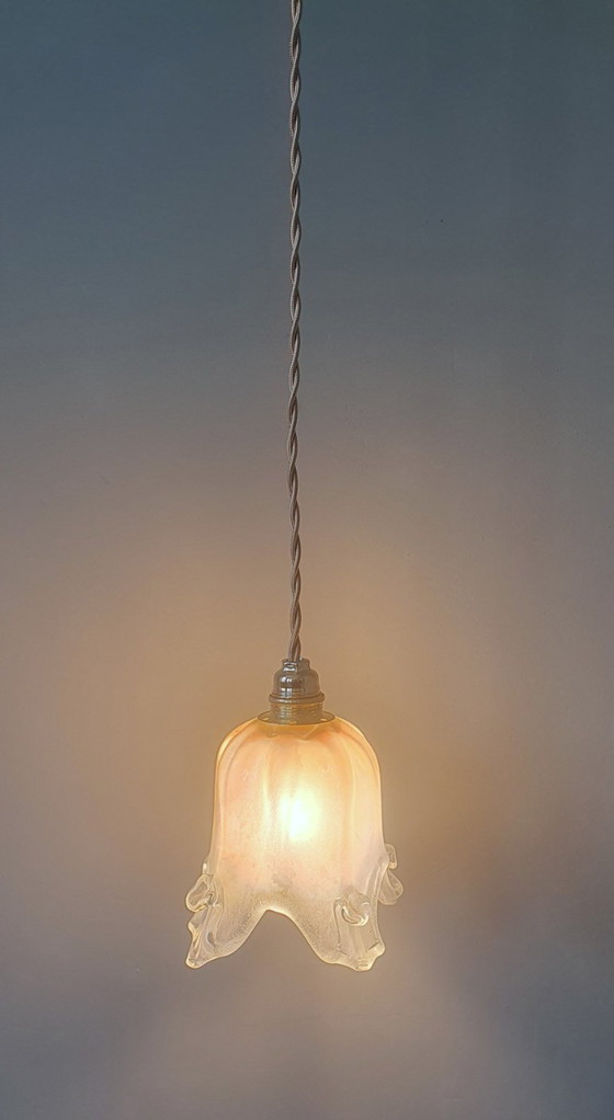 Image 1 of Lampada a sospensione vintage in Murano dalla forma a campana morbida e ondulata.
